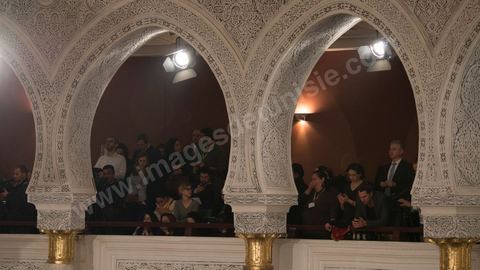 26 janvier 2014 : Public et médias très nombreux pour ce jour historique. L’Assemblée nationale constituante (ANC) a adopté dans la soirée de dimanche 26 janvier 2014 la nouvelle Constitution tunisienne. Les députés ont procédé au vote solennel après la première lecture des 149 articles de la loi fondamentale.  Le texte de la Constitution qui a été adopté a recueilli plus des 145 voix requis sur 217 élus (200 voix pour, 12 vox contre et 4 abstentions).