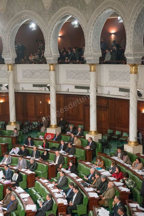 26 janvier 2014 : L’Assemblée nationale constituante (ANC) a adopté dans la soirée de dimanche 26 janvier 2014 la nouvelle Constitution tunisienne. Les députés ont procédé au vote solennel après la première lecture des 149 articles de la loi fondamentale.  Le texte de la Constitution qui a été adopté a recueilli plus des 145 voix requis sur 217 élus (200 voix pour, 12 vox contre et 4 abstentions).