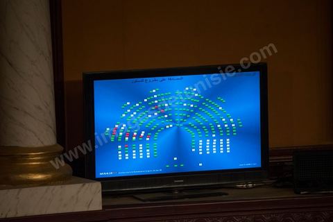 26 janvier 2014 : moment de ferveur suite à l'adoption de la constitution. L’Assemblée nationale constituante (ANC) a adopté dans la soirée de dimanche 26 janvier 2014 la nouvelle Constitution tunisienne. Les députés ont procédé au vote solennel après la première lecture des 149 articles de la loi fondamentale.  Le texte de la Constitution qui a été adopté a recueilli plus des 145 voix requis sur 217 élus (200 voix pour, 12 vox contre et 4 abstentions).
