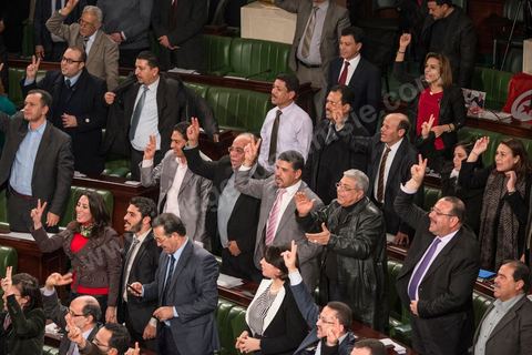 26 janvier 2014 : moment de ferveur suite à l'adoption de la constitution. L’Assemblée nationale constituante (ANC) a adopté dans la soirée de dimanche 26 janvier 2014 la nouvelle Constitution tunisienne. Les députés ont procédé au vote solennel après la première lecture des 149 articles de la loi fondamentale.  Le texte de la Constitution qui a été adopté a recueilli plus des 145 voix requis sur 217 élus (200 voix pour, 12 voix contre et 4 abstentions).