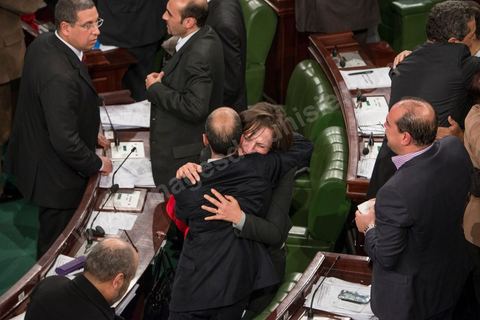 26 janvier 2014 : moment de ferveur suite à l'adoption de la constitution. L’Assemblée nationale constituante (ANC) a adopté dans la soirée de dimanche 26 janvier 2014 la nouvelle Constitution tunisienne. Les députés ont procédé au vote solennel après la première lecture des 149 articles de la loi fondamentale.  Le texte de la Constitution qui a été adopté a recueilli plus des 145 voix requis sur 217 élus (200 voix pour, 12 vox contre et 4 abstentions).