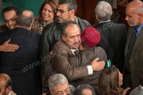 26 janvier 2014 : moment de ferveur suite à l'adoption de la constitution. L’Assemblée nationale constituante (ANC) a adopté dans la soirée de dimanche 26 janvier 2014 la nouvelle Constitution tunisienne. Les députés ont procédé au vote solennel après la première lecture des 149 articles de la loi fondamentale.  Le texte de la Constitution qui a été adopté a recueilli plus des 145 voix requis sur 217 élus (200 voix pour, 12 vox contre et 4 abstentions).