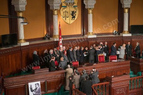 26 janvier 2014 : moment de ferveur suite à l'adoption de la constitution. L’Assemblée nationale constituante (ANC) a adopté dans la soirée de dimanche 26 janvier 2014 la nouvelle Constitution tunisienne. Les députés ont procédé au vote solennel après la première lecture des 149 articles de la loi fondamentale.  Le texte de la Constitution qui a été adopté a recueilli plus des 145 voix requis sur 217 élus (200 voix pour, 12 vox contre et 4 abstentions).