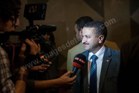 26 janvier 2014 : moment de ferveur suite à l'adoption de la constitution. L’Assemblée nationale constituante (ANC) a adopté dans la soirée de dimanche 26 janvier 2014 la nouvelle Constitution tunisienne. Les députés ont procédé au vote solennel après la première lecture des 149 articles de la loi fondamentale.  Le texte de la Constitution qui a été adopté a recueilli plus des 145 voix requis sur 217 élus (200 voix pour, 12 vox contre et 4 abstentions).