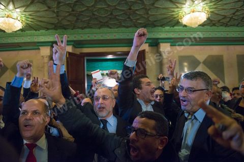 26 janvier 2014 : moment de ferveur suite à l'adoption de la constitution. L’Assemblée nationale constituante (ANC) a adopté dans la soirée de dimanche 26 janvier 2014 la nouvelle Constitution tunisienne. Les députés ont procédé au vote solennel après la première lecture des 149 articles de la loi fondamentale.  Le texte de la Constitution qui a été adopté a recueilli plus des 145 voix requis sur 217 élus (200 voix pour, 12 vox contre et 4 abstentions).