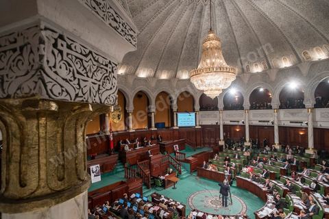 26 janvier 2014 : moment de ferveur suite à l'adoption de la constitution. L’Assemblée nationale constituante (ANC) a adopté dans la soirée de dimanche 26 janvier 2014 la nouvelle Constitution tunisienne. Les députés ont procédé au vote solennel après la première lecture des 149 articles de la loi fondamentale.  Le texte de la Constitution qui a été adopté a recueilli plus des 145 voix requis sur 217 élus (200 voix pour, 12 vox contre et 4 abstentions).