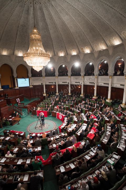 26 janvier 2014 : moment de ferveur suite à l'adoption de la constitution. L’Assemblée nationale constituante (ANC) a adopté dans la soirée de dimanche 26 janvier 2014 la nouvelle Constitution tunisienne. Les députés ont procédé au vote solennel après la première lecture des 149 articles de la loi fondamentale.  Le texte de la Constitution qui a été adopté a recueilli plus des 145 voix requis sur 217 élus (200 voix pour, 12 vox contre et 4 abstentions).