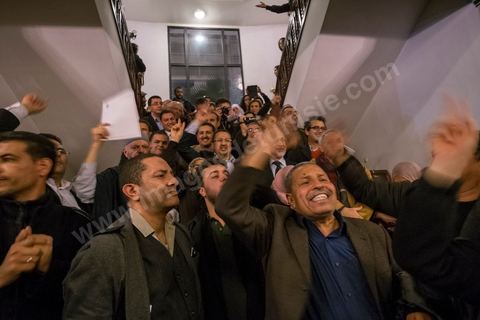 26 janvier 2014 : moment de ferveur suite à l'adoption de la constitution. L’Assemblée nationale constituante (ANC) a adopté dans la soirée de dimanche 26 janvier 2014 la nouvelle Constitution tunisienne. Les députés ont procédé au vote solennel après la première lecture des 149 articles de la loi fondamentale.  Le texte de la Constitution qui a été adopté a recueilli plus des 145 voix requis sur 217 élus (200 voix pour, 12 vox contre et 4 abstentions).