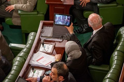 27 janvier 2014 : Une députée filme la cérémonie de signature de la Constitution à l'assemblée constituante, le 27 janvier 2014 en présence de personnalités nationales et internationales.