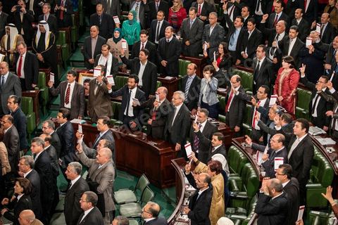 27 janvier 2014 : Des députés brandissent leur exemplaire de la Constitution. Cérémonie de signature de la Constitution à l'assemblée constituante, le 27 janvier 2014 en présence de personnalités nationales et internationales.