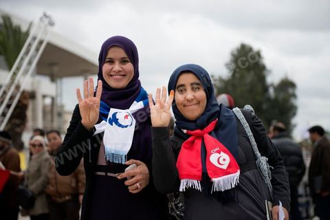 27 janvier 2014 : Deux militantes islamistes d'Ennahdha le jour de la signature de la nouvelle constitution, le 27 janvier 2014.