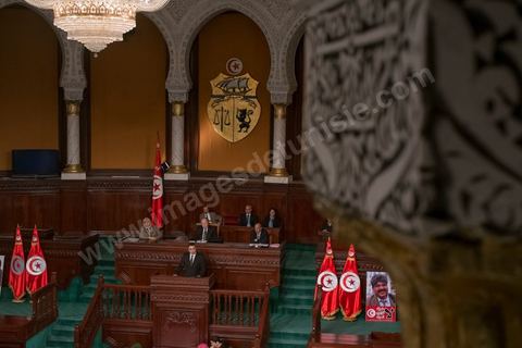 28 janvier 2014 : Par 149 voix sur 193 votants, soit 77%, Mehdi Jomaa a obtenu l’investiture de l’Assemblée nationale constituante pour son gouvernement à l’issue d’âpres débats marqués par un grand suspense. La journée avait commencé tôt pour les 21 ministres et 7 secrétaires d’Etat dont la plupart découvraient pour la première fois, le siège de l’ANC et son ambiance houleuse. 