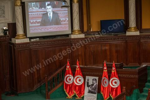 28 janvier 2014 : Par 149 voix sur 193 votants, soit 77%, Mehdi Jomaa a obtenu l’investiture de l’Assemblée nationale constituante pour son gouvernement à l’issue d’âpres débats marqués par un grand suspense. La journée avait commencé tôt pour les 21 ministres et 7 secrétaires d’Etat dont la plupart découvraient pour la première fois, le siège de l’ANC et son ambiance houleuse. 
