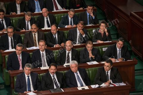 28 janvier 2014 : Les membres du nouveau gouvernement de Mehdi Jomaa. Par 149 voix sur 193 votants, soit 77%, Mehdi Jomaa a obtenu l’investiture de l’Assemblée nationale constituante pour son gouvernement à l’issue d’âpres débats marqués par un grand suspense. La journée avait commencé tôt pour les 21 ministres et 7 secrétaires d’Etat dont la plupart découvraient pour la première fois, le siège de l’ANC et son ambiance houleuse. 