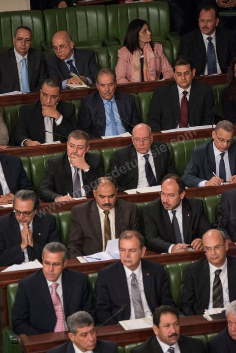28 janvier 2014 : Les membres du nouveau gouvernement de Mehdi Jomaa. Par 149 voix sur 193 votants, soit 77%, Mehdi Jomaa a obtenu l’investiture de l’Assemblée nationale constituante pour son gouvernement à l’issue d’âpres débats marqués par un grand suspense. La journée avait commencé tôt pour les 21 ministres et 7 secrétaires d’Etat dont la plupart découvraient pour la première fois, le siège de l’ANC et son ambiance houleuse. 
