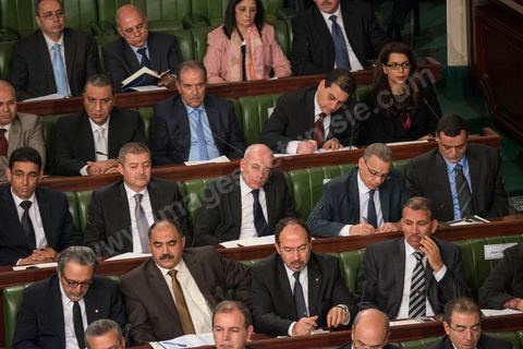 28 janvier 2014 : Les membres du nouveau gouvernement de Mehdi Jomaa. Par 149 voix sur 193 votants, soit 77%, Mehdi Jomaa a obtenu l’investiture de l’Assemblée nationale constituante pour son gouvernement à l’issue d’âpres débats marqués par un grand suspense. La journée avait commencé tôt pour les 21 ministres et 7 secrétaires d’Etat dont la plupart découvraient pour la première fois, le siège de l’ANC et son ambiance houleuse. 