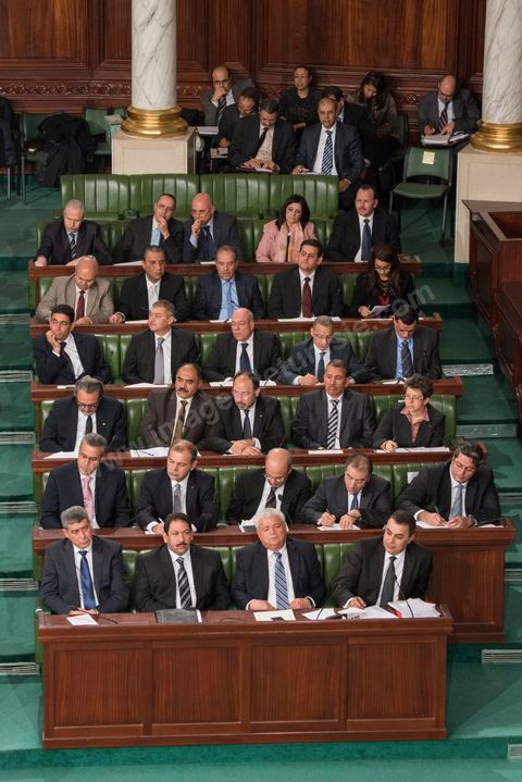28 janvier 2014 : Les membres du nouveau gouvernement de Mehdi Jomaa. Par 149 voix sur 193 votants, soit 77%, Mehdi Jomaa a obtenu l’investiture de l’Assemblée nationale constituante pour son gouvernement à l’issue d’âpres débats marqués par un grand suspense. La journée avait commencé tôt pour les 21 ministres et 7 secrétaires d’Etat dont la plupart découvraient pour la première fois, le siège de l’ANC et son ambiance houleuse. 