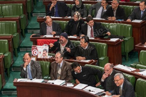 28 janvier 2014 : Par 149 voix sur 193 votants, soit 77%, Mehdi Jomaa a obtenu l’investiture de l’Assemblée nationale constituante pour son gouvernement à l’issue d’âpres débats marqués par un grand suspense. La journée avait commencé tôt pour les 21 ministres et 7 secrétaires d’Etat dont la plupart découvraient pour la première fois, le siège de l’ANC et son ambiance houleuse. 