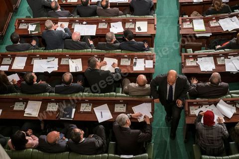 28 janvier 2014 : Les membres du nouveau gouvernement de Mehdi Jomaa. Par 149 voix sur 193 votants, soit 77%, Mehdi Jomaa a obtenu l’investiture de l’Assemblée nationale constituante pour son gouvernement à l’issue d’âpres débats marqués par un grand suspense. La journée avait commencé tôt pour les 21 ministres et 7 secrétaires d’Etat dont la plupart découvraient pour la première fois, le siège de l’ANC et son ambiance houleuse. 