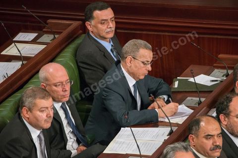 28 janvier 2014 : Les membres du nouveau gouvernement de Mehdi Jomaa. Par 149 voix sur 193 votants, soit 77%, Mehdi Jomaa a obtenu l’investiture de l’Assemblée nationale constituante pour son gouvernement à l’issue d’âpres débats marqués par un grand suspense. La journée avait commencé tôt pour les 21 ministres et 7 secrétaires d’Etat dont la plupart découvraient pour la première fois, le siège de l’ANC et son ambiance houleuse. 