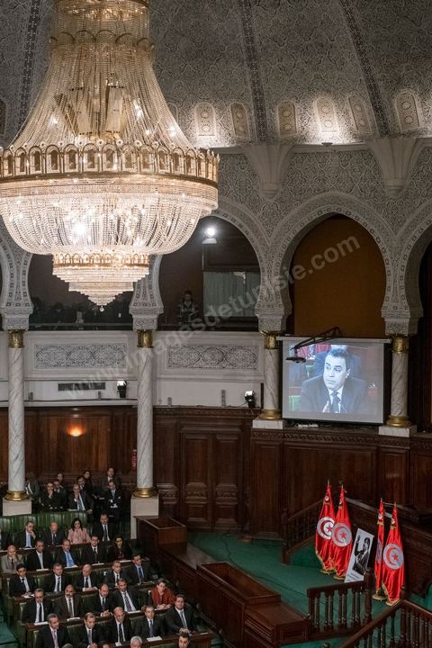 28 janvier 2014 : Les membres du nouveau gouvernement de Mehdi Jomaa. Par 149 voix sur 193 votants, soit 77%, Mehdi Jomaa a obtenu l’investiture de l’Assemblée nationale constituante pour son gouvernement à l’issue d’âpres débats marqués par un grand suspense. La journée avait commencé tôt pour les 21 ministres et 7 secrétaires d’Etat dont la plupart découvraient pour la première fois, le siège de l’ANC et son ambiance houleuse. 