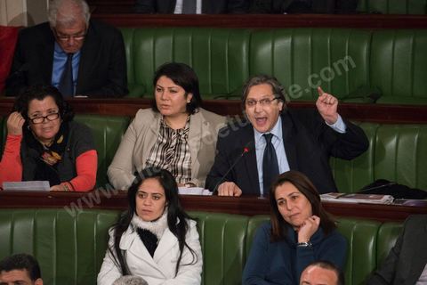 28 janvier 2014 : Les membres du nouveau gouvernement de Mehdi Jomaa. Par 149 voix sur 193 votants, soit 77%, Mehdi Jomaa a obtenu l’investiture de l’Assemblée nationale constituante pour son gouvernement à l’issue d’âpres débats marqués par un grand suspense. La journée avait commencé tôt pour les 21 ministres et 7 secrétaires d’Etat dont la plupart découvraient pour la première fois, le siège de l’ANC et son ambiance houleuse. 