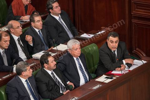 28 janvier 2014 : Les membres du nouveau gouvernement de Mehdi Jomaa. Par 149 voix sur 193 votants, soit 77%, Mehdi Jomaa a obtenu l’investiture de l’Assemblée nationale constituante pour son gouvernement à l’issue d’âpres débats marqués par un grand suspense. La journée avait commencé tôt pour les 21 ministres et 7 secrétaires d’Etat dont la plupart découvraient pour la première fois, le siège de l’ANC et son ambiance houleuse. 