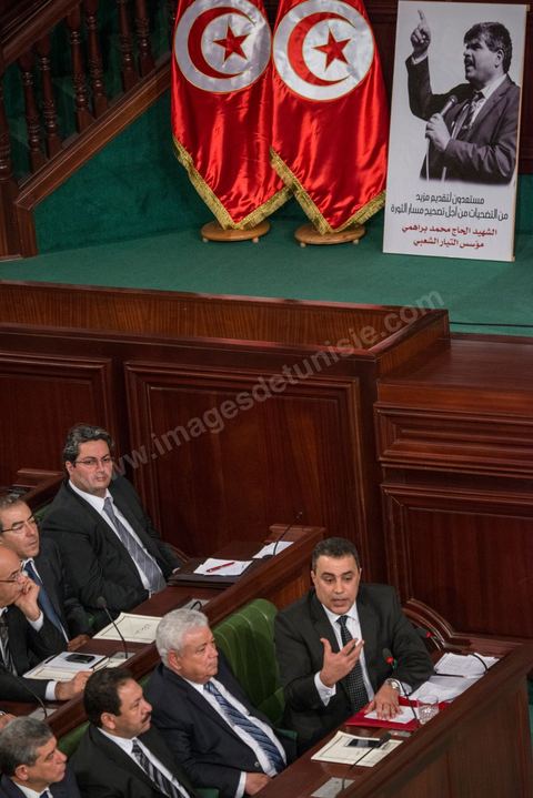 28 janvier 2014 : Les membres du nouveau gouvernement de Mehdi Jomaa. Par 149 voix sur 193 votants, soit 77%, Mehdi Jomaa a obtenu l’investiture de l’Assemblée nationale constituante pour son gouvernement à l’issue d’âpres débats marqués par un grand suspense. La journée avait commencé tôt pour les 21 ministres et 7 secrétaires d’Etat dont la plupart découvraient pour la première fois, le siège de l’ANC et son ambiance houleuse. 