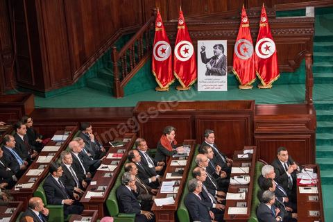 28 janvier 2014 : Les membres du nouveau gouvernement de Mehdi Jomaa. Par 149 voix sur 193 votants, soit 77%, Mehdi Jomaa a obtenu l’investiture de l’Assemblée nationale constituante pour son gouvernement à l’issue d’âpres débats marqués par un grand suspense. La journée avait commencé tôt pour les 21 ministres et 7 secrétaires d’Etat dont la plupart découvraient pour la première fois, le siège de l’ANC et son ambiance houleuse. 