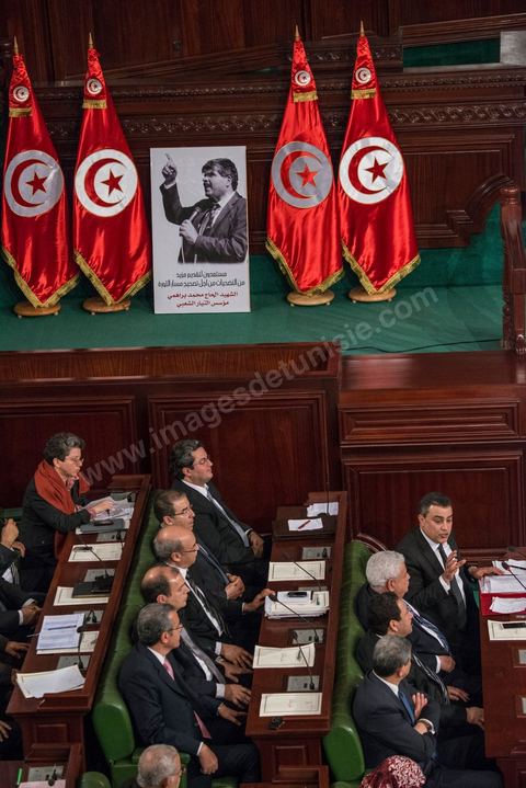 28 janvier 2014 : Les membres du nouveau gouvernement de Mehdi Jomaa. Par 149 voix sur 193 votants, soit 77%, Mehdi Jomaa a obtenu l’investiture de l’Assemblée nationale constituante pour son gouvernement à l’issue d’âpres débats marqués par un grand suspense. La journée avait commencé tôt pour les 21 ministres et 7 secrétaires d’Etat dont la plupart découvraient pour la première fois, le siège de l’ANC et son ambiance houleuse. 