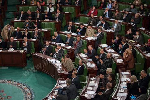 28 janvier 2014 : Par 149 voix sur 193 votants, soit 77%, Mehdi Jomaa a obtenu l’investiture de l’Assemblée nationale constituante pour son gouvernement à l’issue d’âpres débats marqués par un grand suspense. La journée avait commencé tôt pour les 21 ministres et 7 secrétaires d’Etat dont la plupart découvraient pour la première fois, le siège de l’ANC et son ambiance houleuse. 