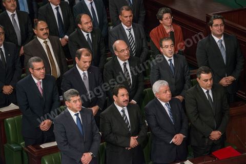 28 janvier 2014 : Les membres du nouveau gouvernement de Mehdi Jomaa. Par 149 voix sur 193 votants, soit 77%, Mehdi Jomaa a obtenu l’investiture de l’Assemblée nationale constituante pour son gouvernement à l’issue d’âpres débats marqués par un grand suspense. La journée avait commencé tôt pour les 21 ministres et 7 secrétaires d’Etat dont la plupart découvraient pour la première fois, le siège de l’ANC et son ambiance houleuse. 