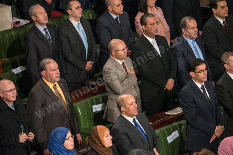 28 janvier 2014 : Les membres du nouveau gouvernement de Mehdi Jomaa. Par 149 voix sur 193 votants, soit 77%, Mehdi Jomaa a obtenu l’investiture de l’Assemblée nationale constituante pour son gouvernement à l’issue d’âpres débats marqués par un grand suspense. La journée avait commencé tôt pour les 21 ministres et 7 secrétaires d’Etat dont la plupart découvraient pour la première fois, le siège de l’ANC et son ambiance houleuse. 