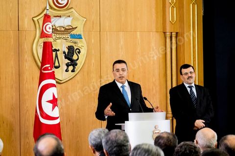 29 janvier 2014 : Discours de Mehdi Jomaa à la cérémonie de passation de pouvoir entre les deux gouvernements sous la direction de Ali Larayedh, premier ministre sortant, et Mehdi Jomaa, nouveau premier ministre. Présence de l'ensemble des membres du gouvernement sortant et du nouveau gouvernement ainsiq que des présidents de parti politique et personnalités politiques. 
