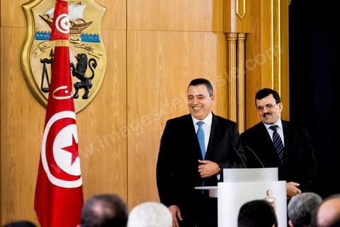 29 janvier 2014 : Mehdi Jomaa et Ali Larayedh à la cérémonie de passation de pouvoir entre les deux gouvernements sous la direction de Ali Larayedh, premier ministre sortant, et Mehdi Jomaa, nouveau premier ministre. Présence de l'ensemble des membres du gouvernement sortant et du nouveau gouvernement ainsiq que des présidents de parti politique et personnalités politiques. 