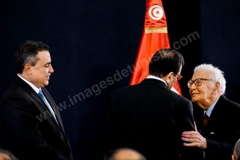 29 janvier 2014 : Ali Larayedh et Mehdi Jomaa recevant les personnalités politiques, ici Mustapha Filali, à la cérémonie de passation de pouvoir entre les deux gouvernements sous la direction de Ali Larayedh, premier ministre sortant, et Mehdi Jomaa, nouveau premier ministre. Présence de l'ensemble des membres du gouvernement sortant et du nouveau gouvernement ainsiq que des présidents de parti politique et personnalités politiques. 
