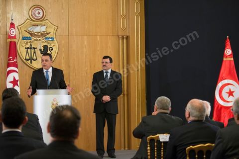 Mehdi Jomaa et Ali Laaraeydh lors de la cérémonie de passation de pouvoir au poste de Chef du gouvernement à Dar Dhiafa, le 29 janvier 2014.