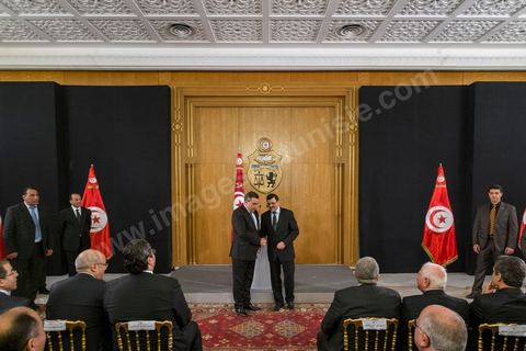Mehdi Jomaa et Ali Laaraeydh lors de la cérémonie de passation de pouvoir au poste de Chef du gouvernement à Dar Dhiafa, le 29 janvier 2014.