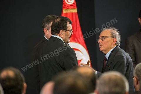 Ali Laarayedh et Ahmed Mestiri (en arrière, Mehdi Jomaa) lors de la cérémonie de passation de pouvoir au poste de Premier ministre, le 29 janvier 2014.