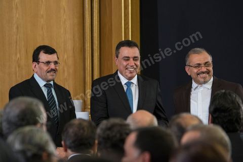 Ali et Ameur Laarayedh, de part et d'autre de Mehdi Jomaa lors de la cérémonie de passation de pouvoir au poste de Chef du gouvernement entre Ali Laarayedh et Mehdi Jomaa à Dar Dhiafa, le 29 janvier 2014.