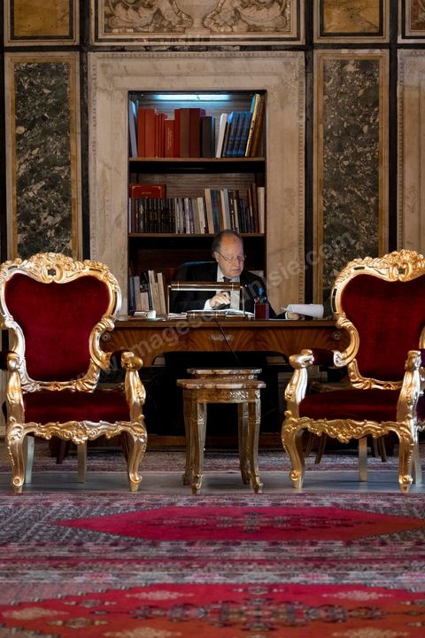 7 février 2014 : Mustapha Ben Jaafar retouchant son discours dans son bureau. Cérémonie de célébration de la nouvelel constitution tunisienne à l'Assemblée Nationale constituante en pésence des 3 présidents tunisiens, Moncef Marzouki, présidnet de la République, Mustapha Ben Jaafar, Président de l'Assemblée, et Mehdi Jomaa, Président du gouvernment, ainsi que du président françois François Hollande et des représentants de plusieurs pays, députés et leaders de partis politiques.