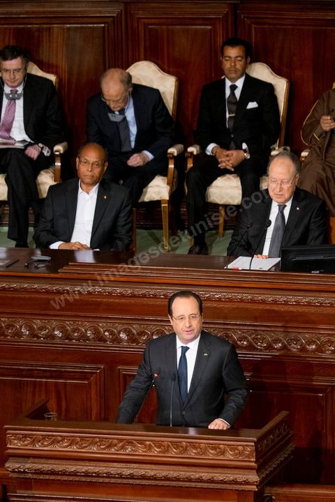 7 février 2014 : Discours de François Hollande dans l'hemicycle de l'ANC.  Cérémonie de célébration de la nouvelel constitution tunisienne à l'Assemblée Nationale constituante en pésence des 3 présidents tunisiens, Moncef Marzouki, présidnet de la République, Mustapha Ben Jaafar, Président de l'Assemblée, et Mehdi Jomaa, Président du gouvernment, ainsi que du président françois François Hollande et des représentants de plusieurs pays, députés et leaders de partis politiques.