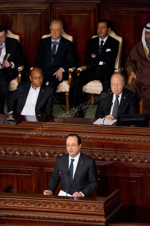 7 février 2014 : Discours de François Hollande dans l'hemicycle de l'ANC.  Cérémonie de célébration de la nouvelel constitution tunisienne à l'Assemblée Nationale constituante en pésence des 3 présidents tunisiens, Moncef Marzouki, présidnet de la République, Mustapha Ben Jaafar, Président de l'Assemblée, et Mehdi Jomaa, Président du gouvernment, ainsi que du président françois François Hollande et des représentants de plusieurs pays, députés et leaders de partis politiques.