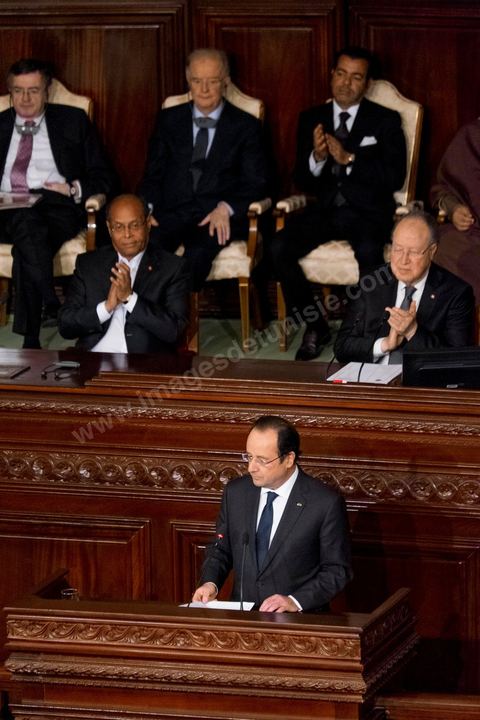 7 février 2014 : Discours de François Hollande dans l'hemicycle de l'ANC.  Cérémonie de célébration de la nouvelel constitution tunisienne à l'Assemblée Nationale constituante en pésence des 3 présidents tunisiens, Moncef Marzouki, présidnet de la République, Mustapha Ben Jaafar, Président de l'Assemblée, et Mehdi Jomaa, Président du gouvernment, ainsi que du président françois François Hollande et des représentants de plusieurs pays, députés et leaders de partis politiques.