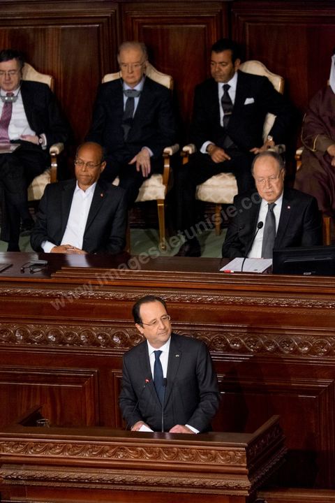7 février 2014 : Discours de François Hollande dans l'hemicycle de l'ANC.  Cérémonie de célébration de la nouvelel constitution tunisienne à l'Assemblée Nationale constituante en pésence des 3 présidents tunisiens, Moncef Marzouki, présidnet de la République, Mustapha Ben Jaafar, Président de l'Assemblée, et Mehdi Jomaa, Président du gouvernment, ainsi que du président françois François Hollande et des représentants de plusieurs pays, députés et leaders de partis politiques.