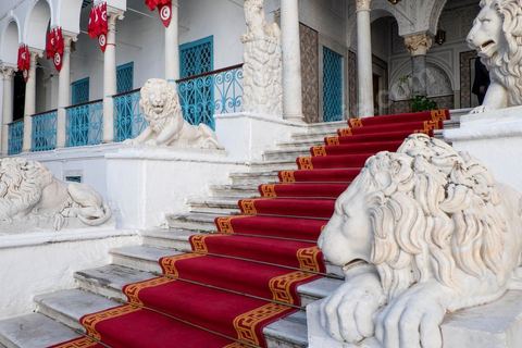 7 février 2014 : Arrivée de François Hollande à l'ANC accueilli par son président Mustapha Ben Jaafar. cérémonie de célébration de la nouvelel constitution tunisienne à l'Assemblée Nationale constituante en pésence des 3 présidents tunisiens, Moncef Marzouki, présidnet de la République, Mustapha Ben Jaafar, Président de l'Assemblée, et Mehdi Jomaa, Président du gouvernment, ainsi que du président françois François Hollande et des représentants de plusieurs pays, députés et leaders de partis politiques.