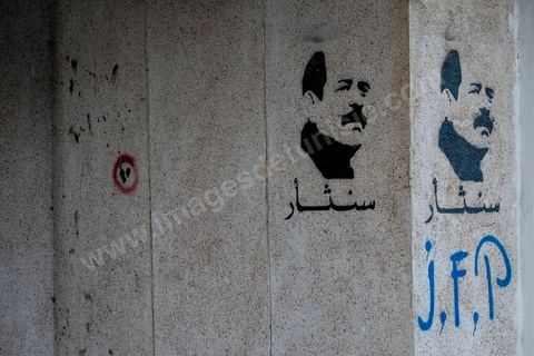 6 février 2014 : en bas de chez lui, au lieu de l'assassinat les graffitis de Chokri Belaid appellent à al vengeance. Un an après … les commémorations de l'assassinat de Chokri Belaid, opposant de gauche, deux jours après l'annonce de la mort de son assassin présumé. L'avocat de 48 ans, militant de tendance marxiste et panarabiste et farouche critique des islamistes, avait été assassiné par balles le 6 février 2013 devant chez lui.