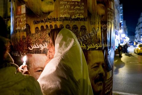 6 février 2014 : Dans la soirée, ils étaient plusieurs centaines à s'être rassemblés avenue Habib Bourguiba, au centre de Tunis, pour une veillée à la bougie et un concert. Des stands vendant des badges, des pendentifs et des photos à l'effigie de l'homme politique ont aussi été installés. Un an après … les commémorations de l'assassinat de Chokri Belaid, opposant de gauche, deux jours après l'annonce de la mort de son assassin présumé. L'avocat de 48 ans, militant de tendance marxiste et panarabiste et farouche critique des islamistes, avait été assassiné par balles le 6 février 2013 devant chez lui.