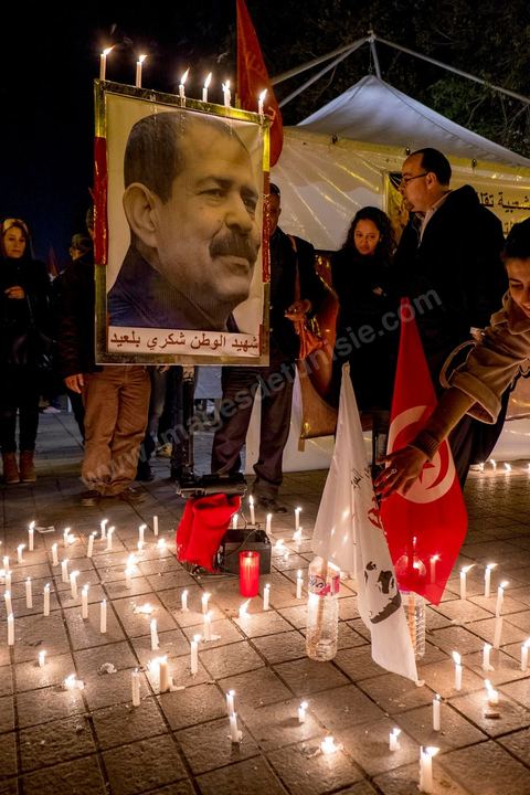 6 février 2014 : Dans la soirée, ils étaient plusieurs centaines à s'être rassemblés avenue Habib Bourguiba, au centre de Tunis, pour une veillée à la bougie et un concert. Des stands vendant des badges, des pendentifs et des photos à l'effigie de l'homme politique ont aussi été installés. Un an après … les commémorations de l'assassinat de Chokri Belaid, opposant de gauche, deux jours après l'annonce de la mort de son assassin présumé. L'avocat de 48 ans, militant de tendance marxiste et panarabiste et farouche critique des islamistes, avait été assassiné par balles le 6 février 2013 devant chez lui.