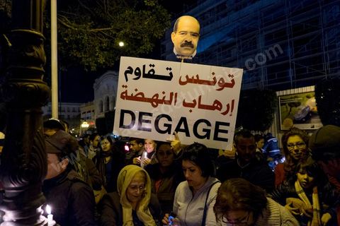 6 février 2014 : Dans la soirée, ils étaient plusieurs centaines à s'être rassemblés avenue Habib Bourguiba, au centre de Tunis, pour une veillée à la bougie et un concert. Des stands vendant des badges, des pendentifs et des photos à l'effigie de l'homme politique ont aussi été installés. Un an après … les commémorations de l'assassinat de Chokri Belaid, opposant de gauche, deux jours après l'annonce de la mort de son assassin présumé. L'avocat de 48 ans, militant de tendance marxiste et panarabiste et farouche critique des islamistes, avait été assassiné par balles le 6 février 2013 devant chez lui.